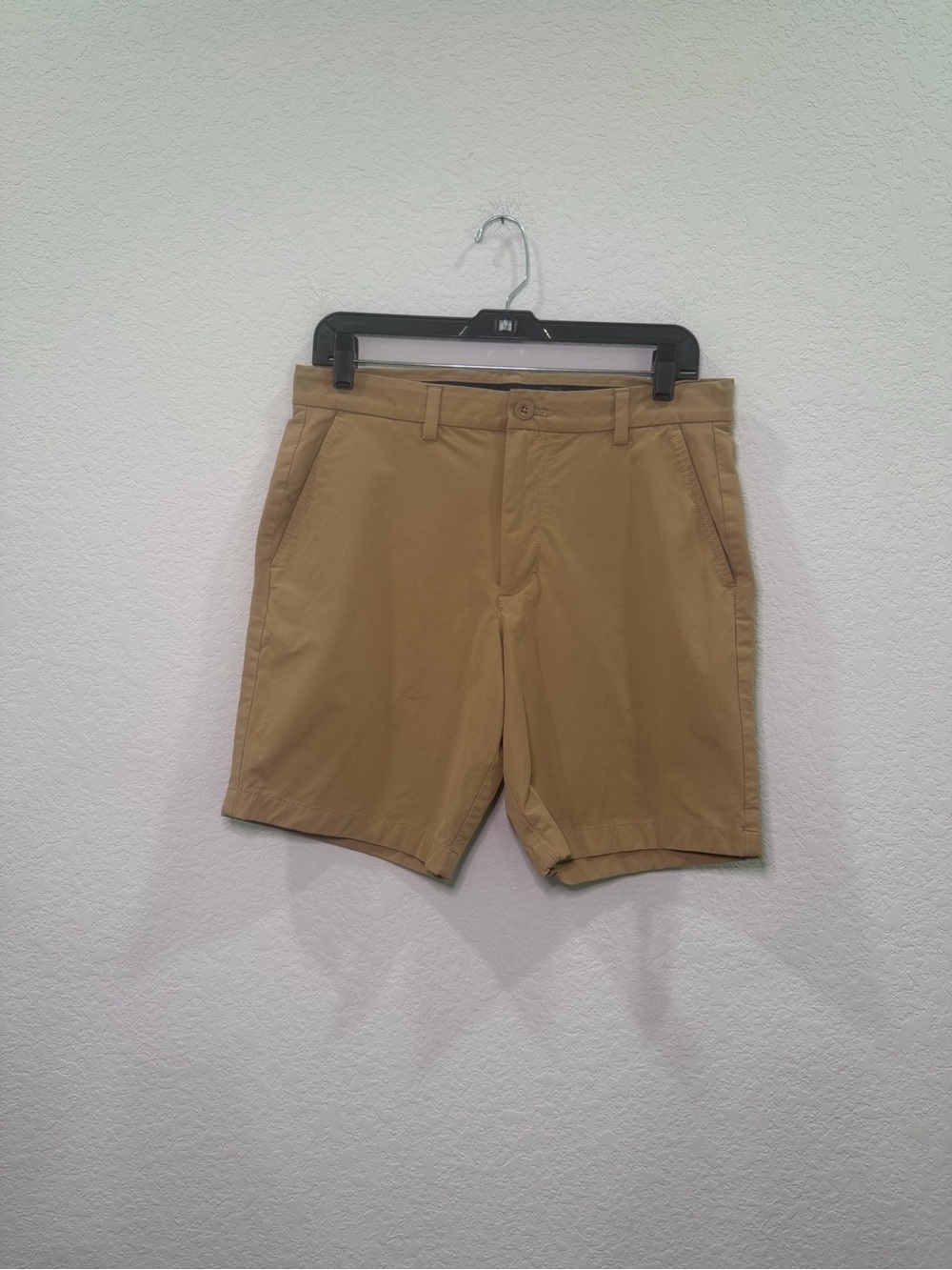 Vineyard Vines Men's Flat Front Shorts in Khaki